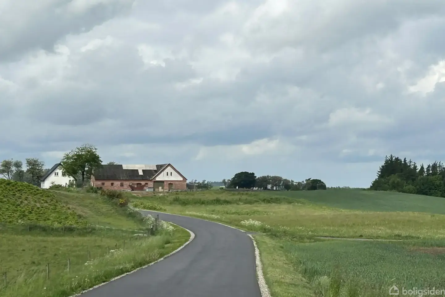 Hist hvor vejen slår en bugt - ligger der en moderniseret bolig - nok så smukt - Visning 2