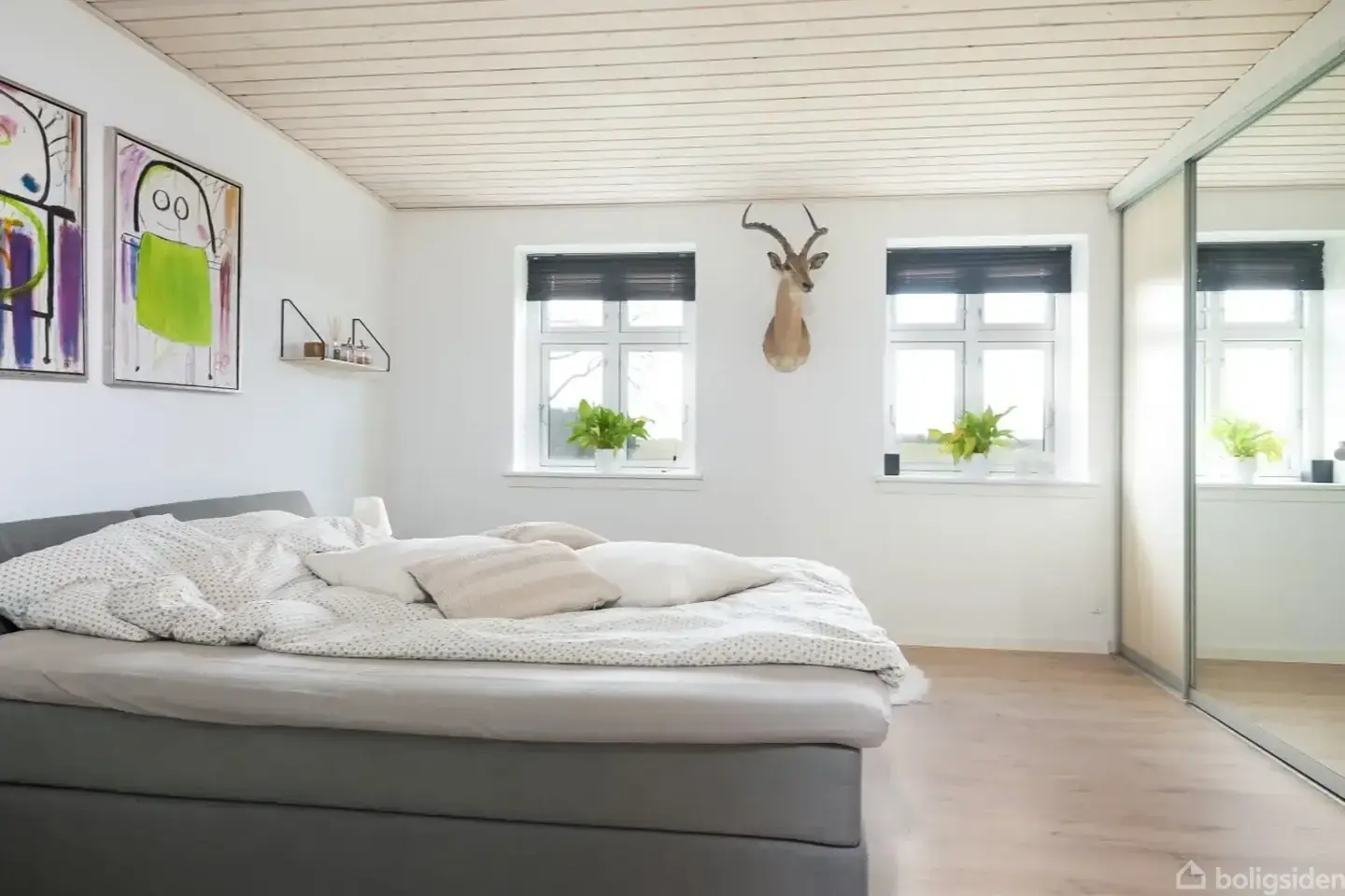 Hist hvor vejen slår en bugt - ligger der en moderniseret bolig - nok så smukt - Visning 5