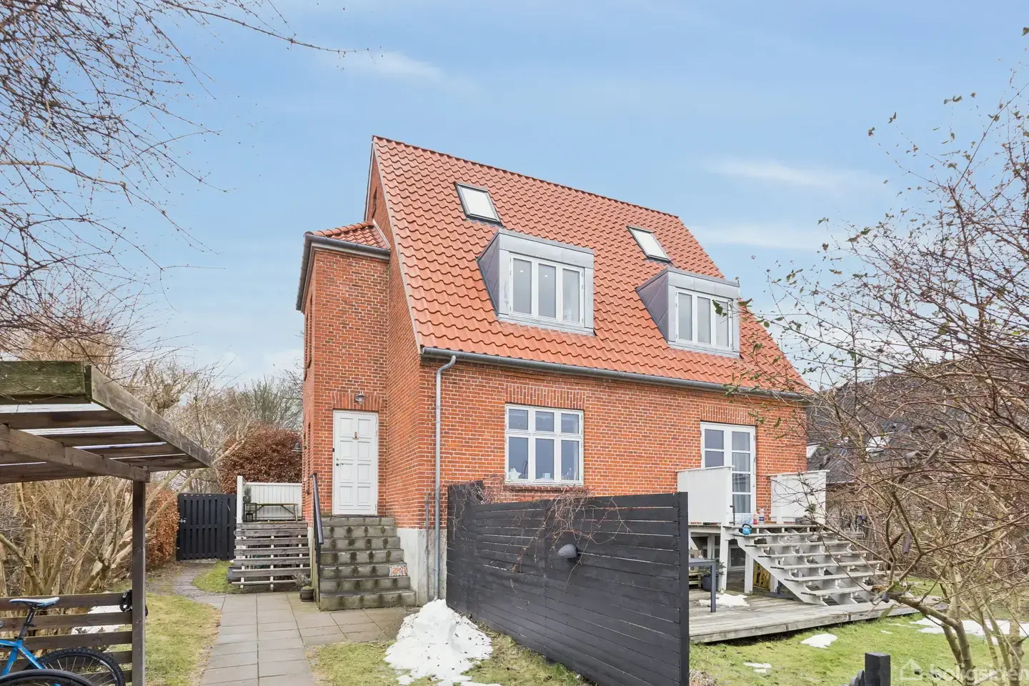 Stor og indflytningsklar villalejlighed med dejlig have