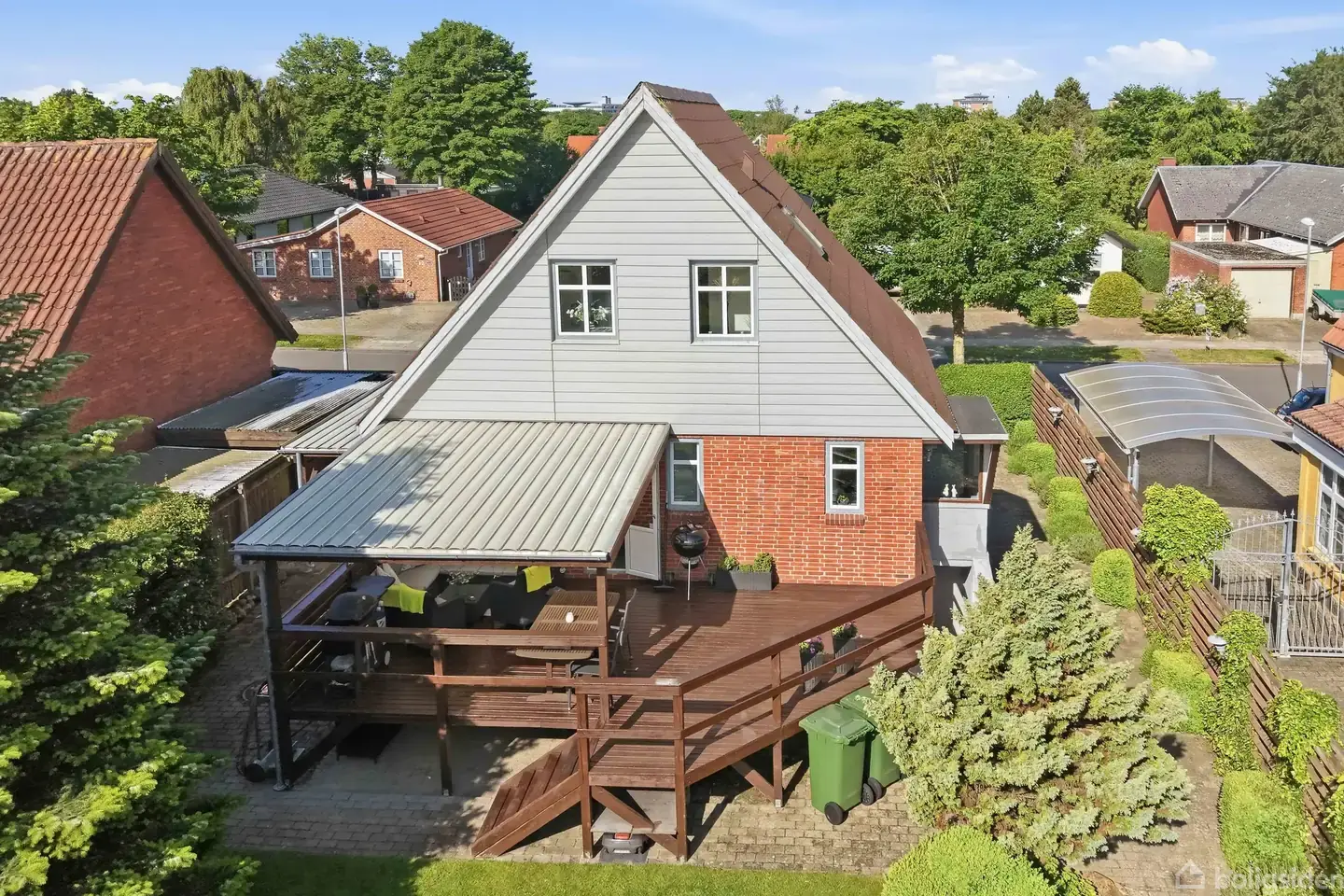 CHARMERNEDE VILLA MED HØJT TIL LOFTET, SMUKKE STUKLOFTER OG UNIK HAVE!