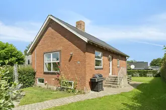 Villa på Algade 20, Grundfør, 8382 Hinnerup
