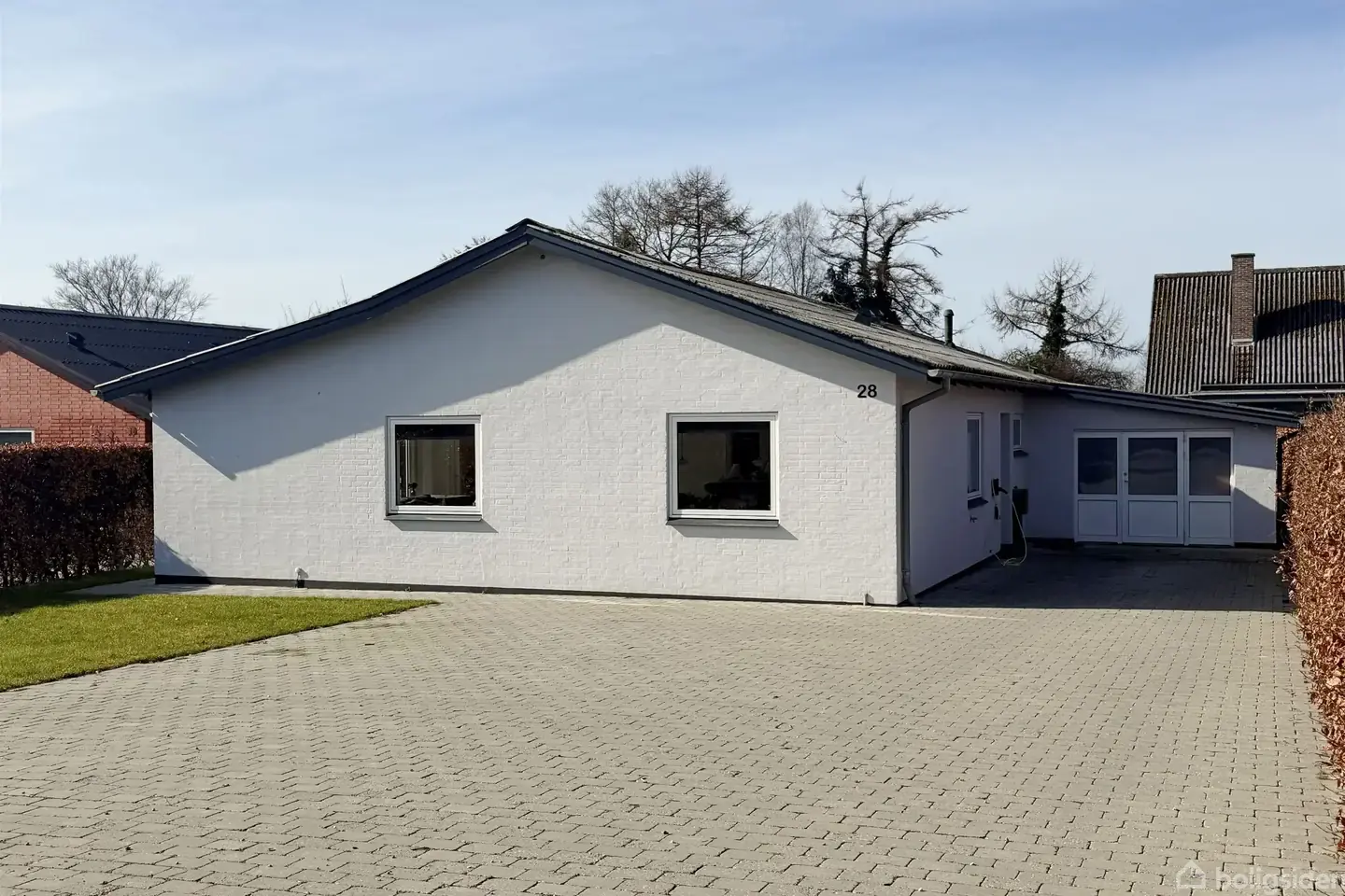 Indflytningsklar etplansvilla på Strandvejen i V. Aaby med lys opholdsafdeling