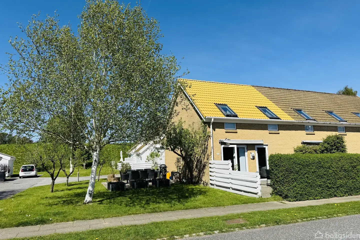 LYST OG VELINDRETTET ENDERÆKKEHUS I VENLIGE VINDING