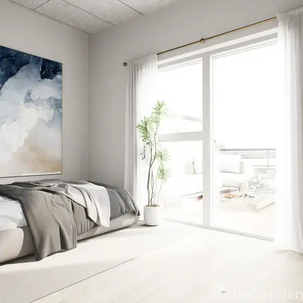 En udendørs lounge med hvide sofaer og et sofabord under en stor parasol. Omkringstående planter langs hegn. Der tændes lanterner for stemning. En bil ses ved carporten.