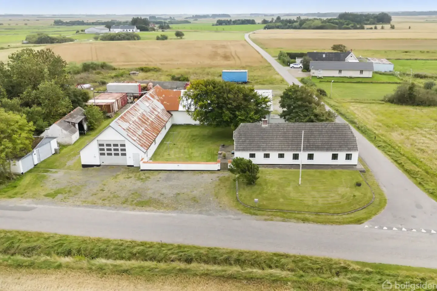 Landejendom/investeringsejendom med tilhørende 1.4 tdl. jord og udhuse!