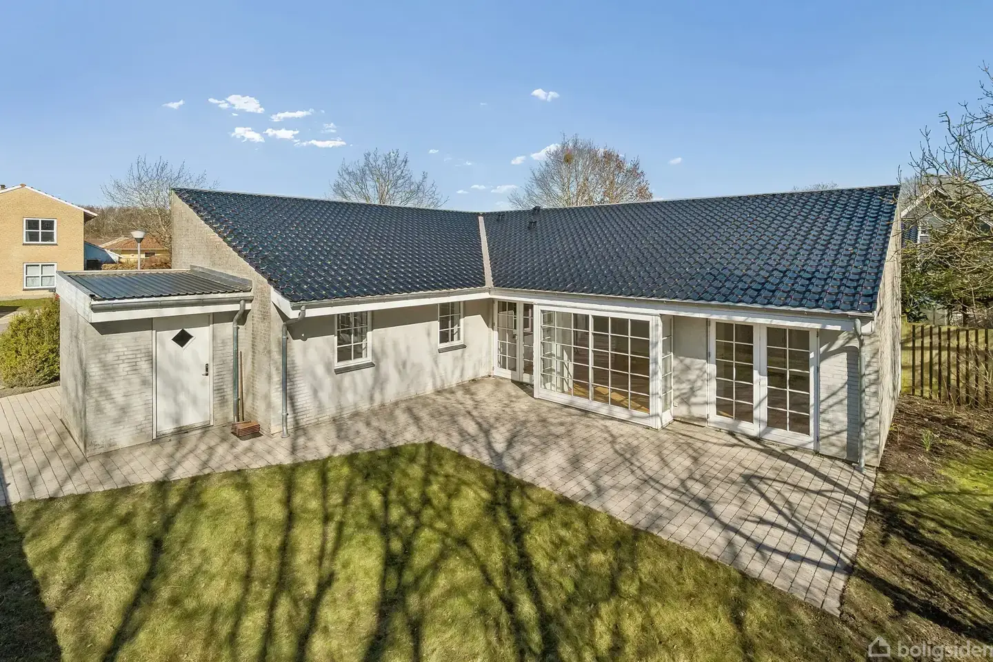 Indflytningsklart ½-dobbelthus i Fensmark med moderne faciliteter og nem have