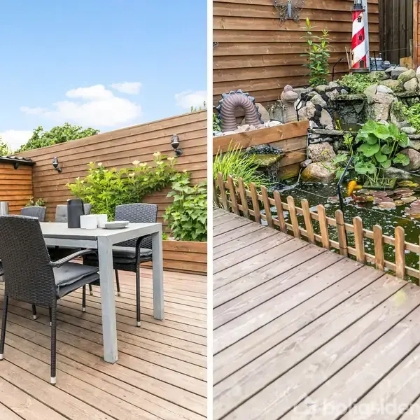 To fliser af en terrasse, den ene med et spisebord og stole på trædæk, omgivet af planter. Den anden viser en dekorativ dam med sten og planter, beskyttet af et lavt hegn.