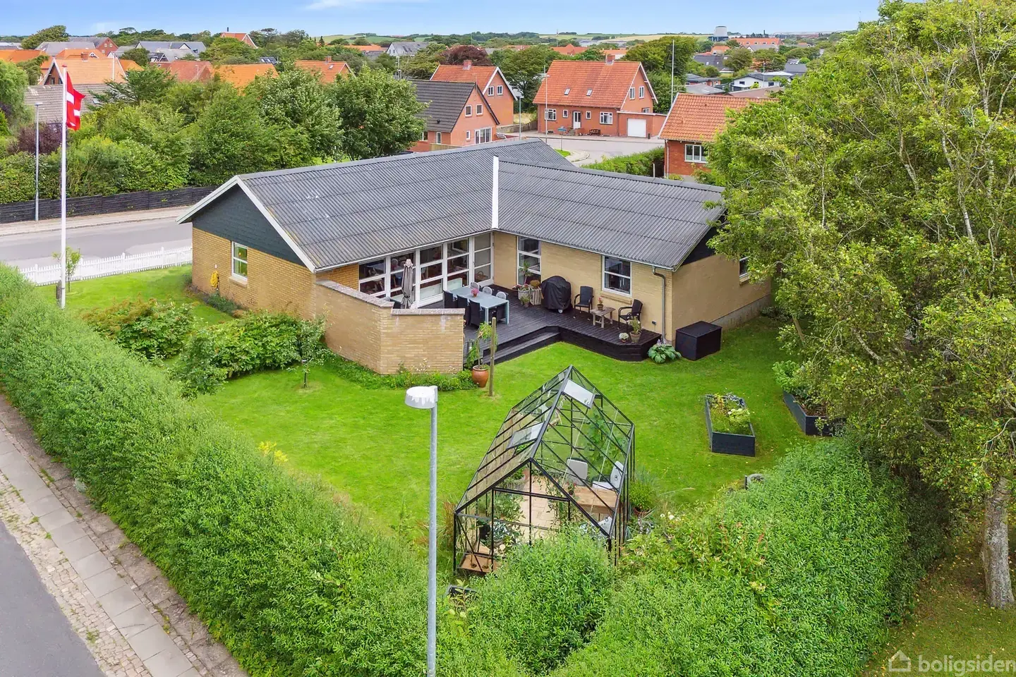 Flot og velholdt villa med skøn, lukket have.