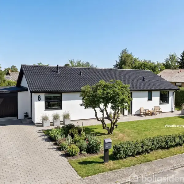 Hvidt hus med sort tag, står i en have med græsplæne og træer. En flisebelagt indkørsel fører op til en garage. Husnummeret 6 er skrevet på facaden.