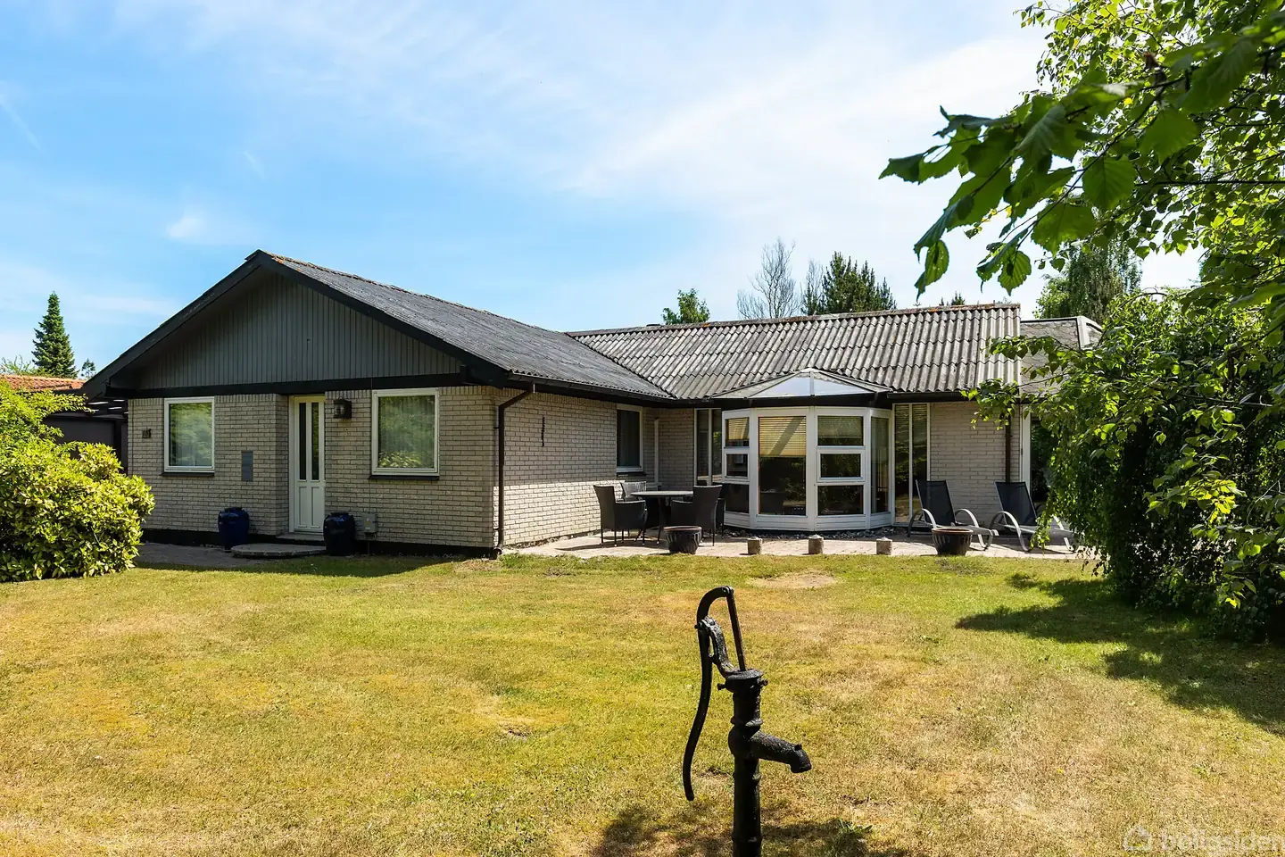 Rummeligt sommerhus med pool centralt i Marielyst