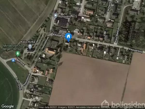 Et satellitbillede viser et boligområde med veje: Klejsgårdvej, Bjerrevej, Høstdalsvej, Klejs Kirke, og en mindesten for Jørgen Jensen. Omgivet af marker og bygninger.