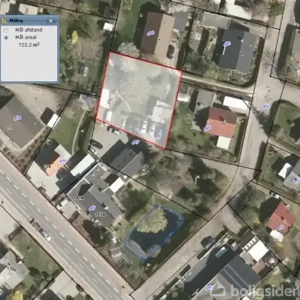 Parcel kort viser en grund markeret med rødt, omgivet af huse og veje. Tekstboks viser "Mål: Mål afstand. Mål areal: 772,2 m²".