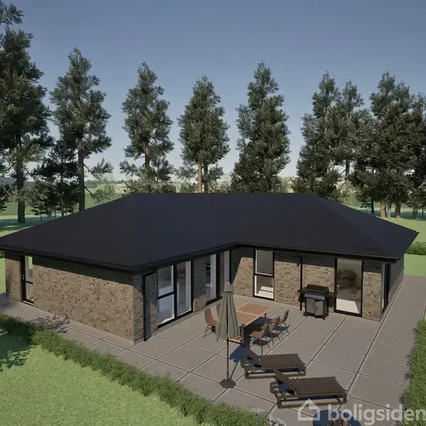Et enfamiliehus med mørkt tag og murstensfacade står omgivet af høje træer. På terrassen er der havemøbler og en grill, der skaber en udendørs opholdsrum.