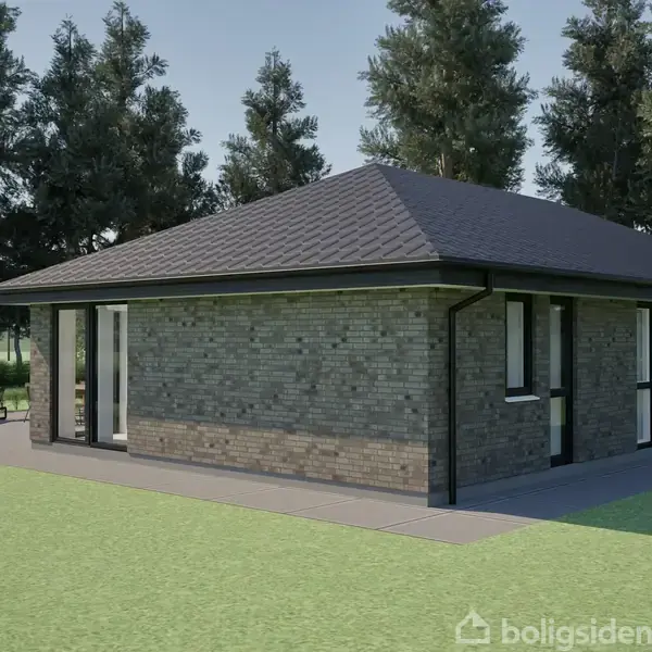 Et étplanshus med murstensfacade står på en flisebelagt terrasse i en have omgivet af høje træer. Sollys skaber skygger på plænen. To havestole ses ved siden af huset.