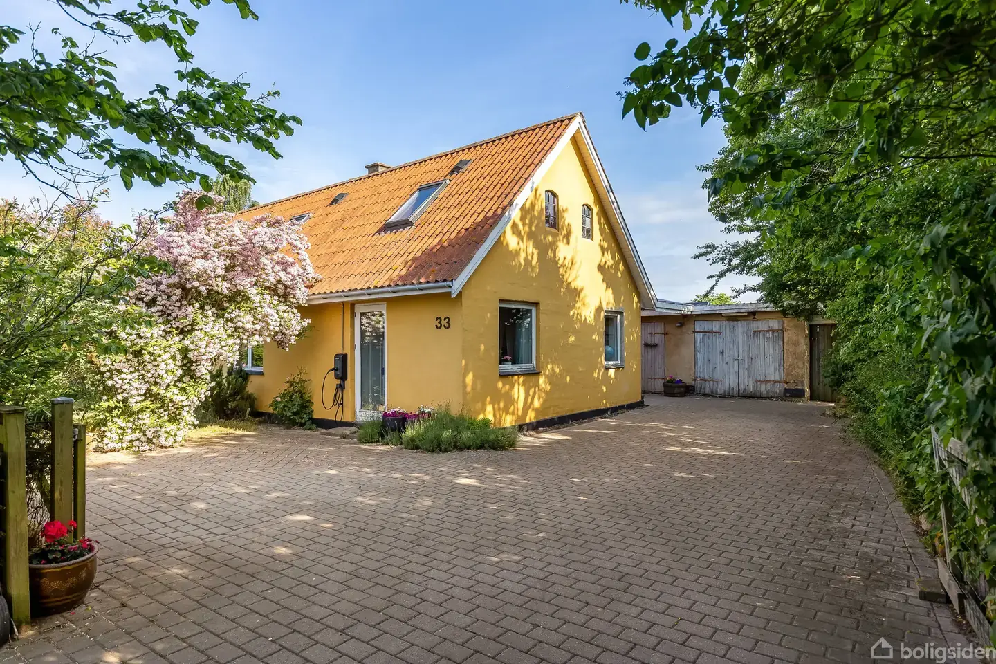 Rummelig familievilla/Flexbolig med stor grund og naturskøn beliggenhed med vandkig!