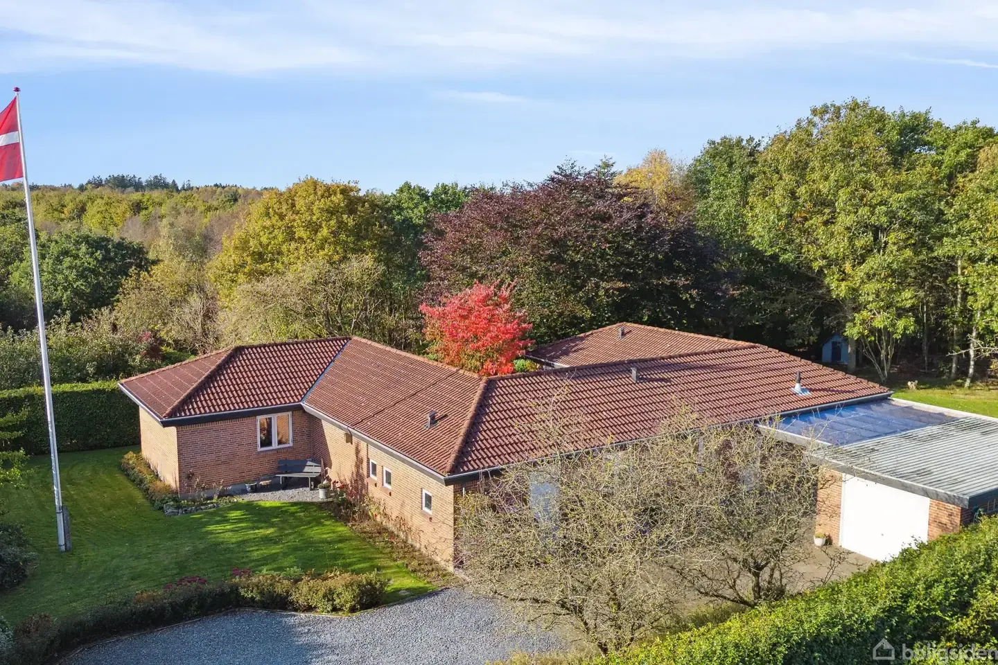 Rummelig villa på stor grund nær skov, kyst og skole