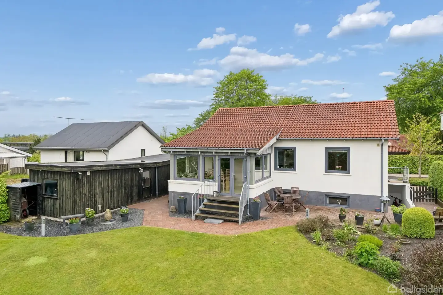 Veldisponeret villa i to etager med hyggelig have