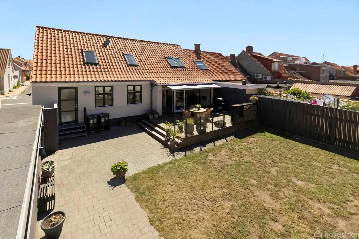 Flot byhus med værelse i stueplan, garage og skøn, aflukket gårdhave - tæt til byliv og Nørrekås