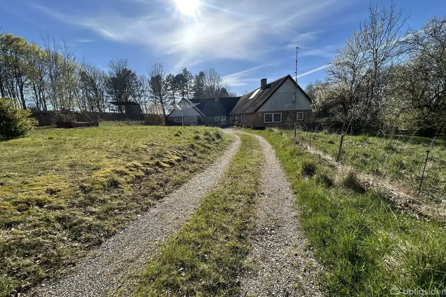 Landlig idyl med masser af plads og udsigt over åbne marker