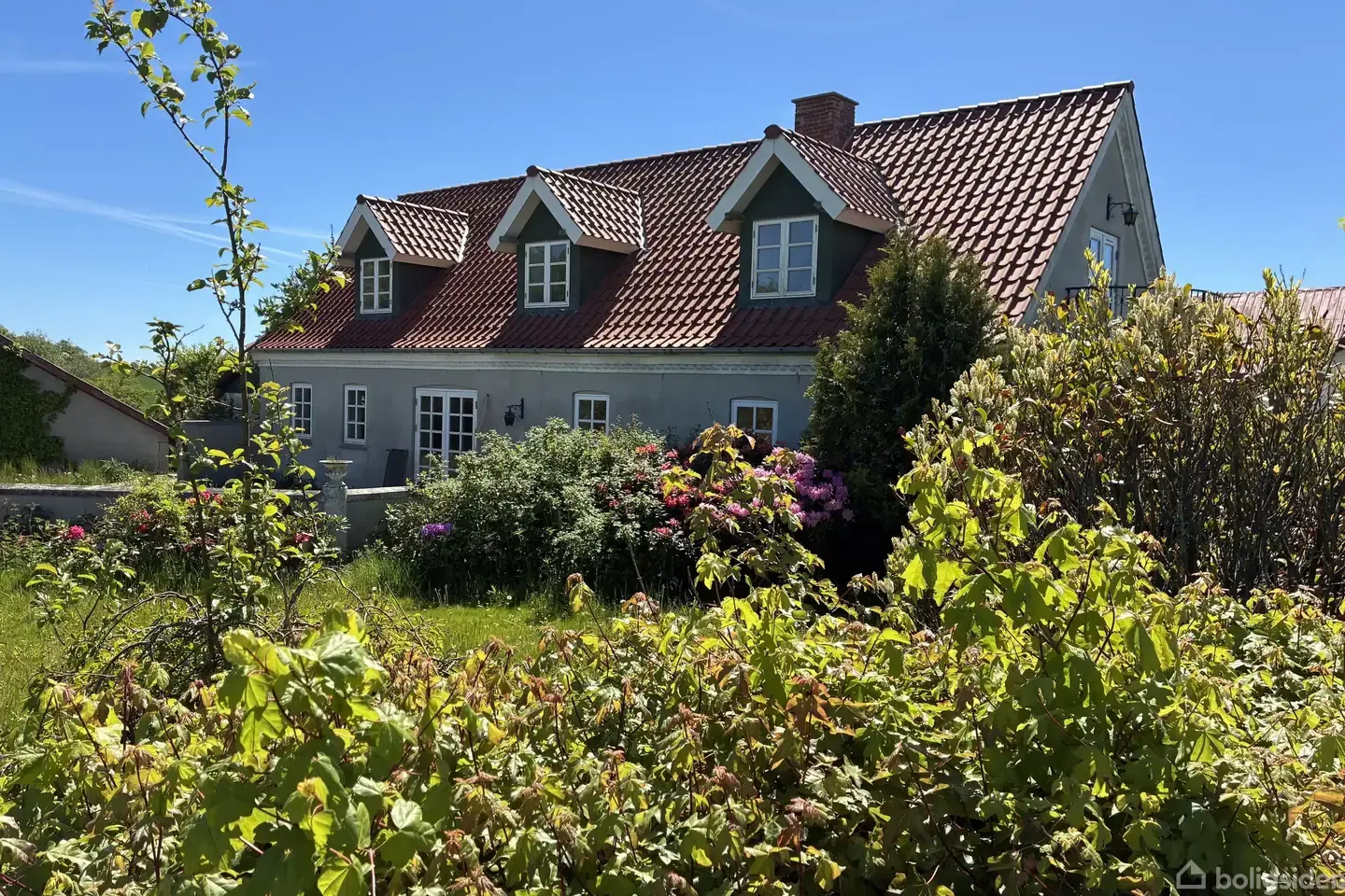 Skønt nedlagt landbrug med charmerende detaljer og gode udbygninger