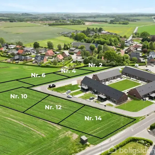 Et boligområde med rækkehuse ligger midt i åbne grønne marker. Markerne er opdelt i sektioner markeret som "Nr. 2", "Nr. 4", "Nr. 6", "Nr. 8", "Nr. 10", "Nr. 12", og "Nr. 14".