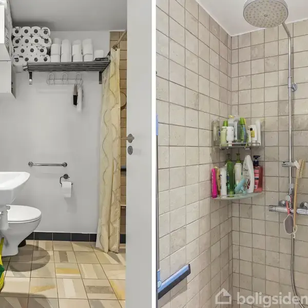 Badeværelse med vask og toilet, der er opbevaring over vasken. Til højre ses en bruseniche med hylder fyldt med flasker og brusehoved monteret øverst.