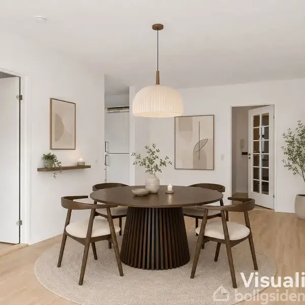 Rundt spisebord med seks stole, står på et tæppe i et lyst rum. Små planter pynter på hylder og gulvet. Teksten "Visualisering" vises i nederste højre hjørne.