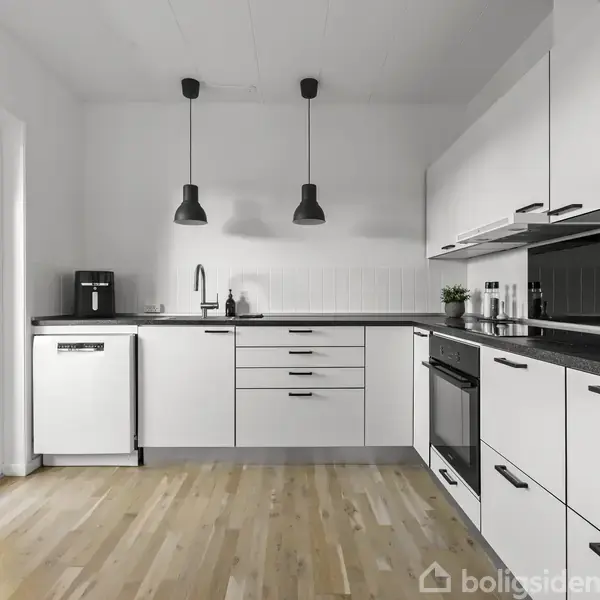 En spejlet skænk står i en lys gang med åbning til et andet rum. En vase med blomster, trædekorationer og sko fuldender den enkle indretning på det lyse trægulv.