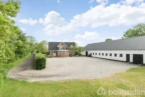 Landejendom på Skivholmevej 27, 8471 Sabro