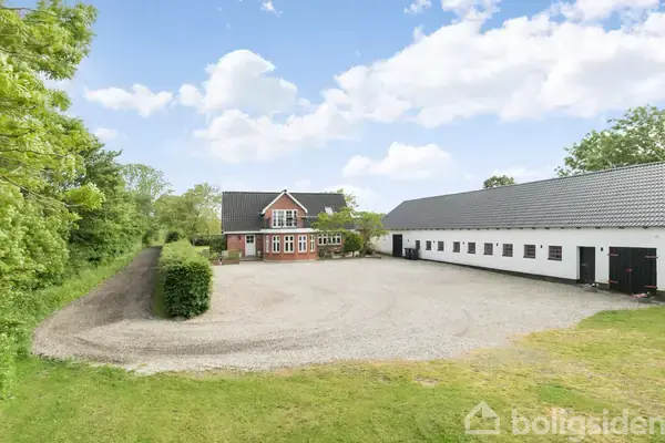 Landejendom på Skivholmevej 27, 8471 Sabro