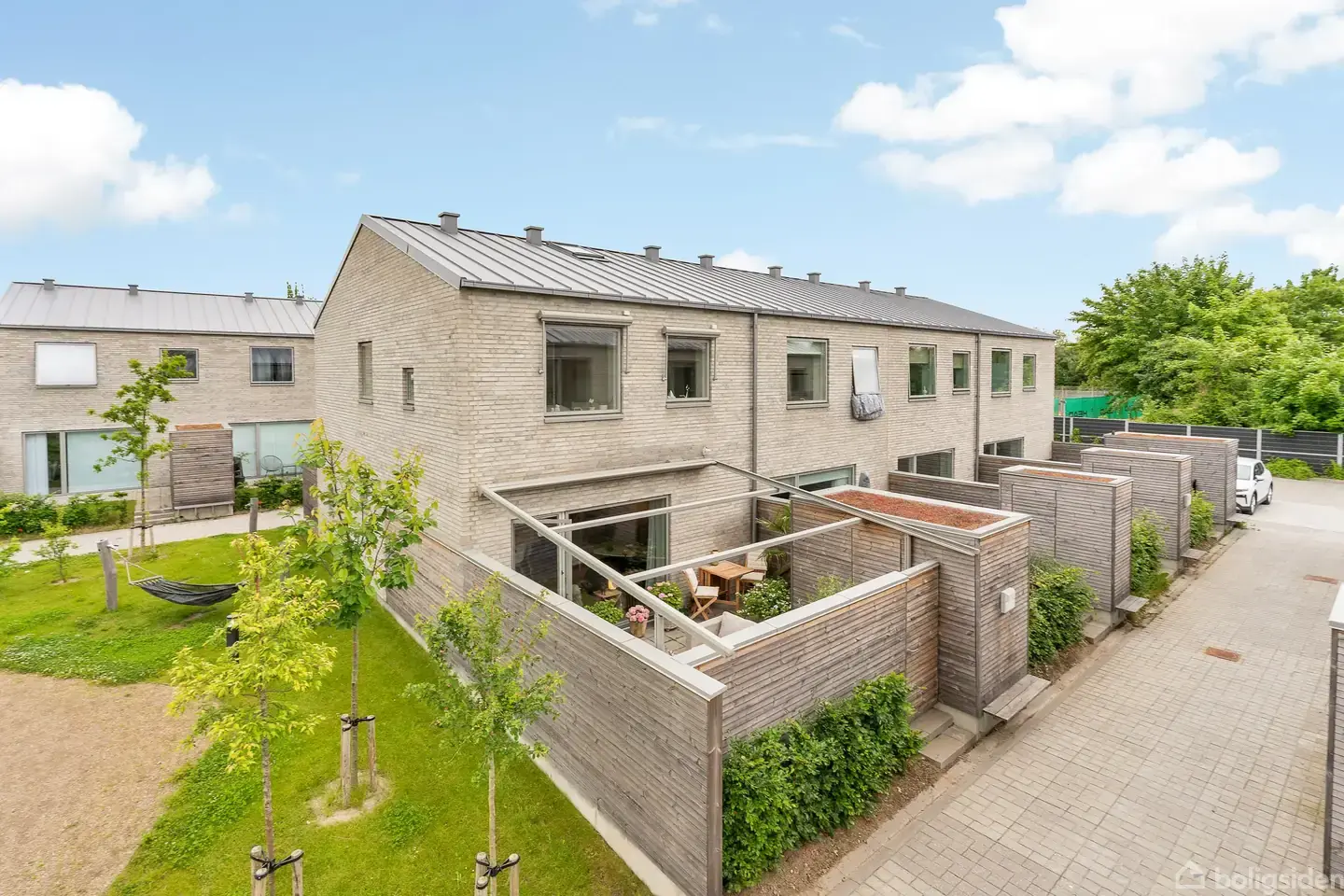 Arkitekttegnet enderækkehus med eksklusiv gårdhave og kort afstand til stranden og vandet.