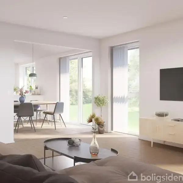 En moderne stue med sofa og sofabord i forgrunden, fladskærms-tv på væggen, spisebord med fire stole ved vinduerne, der giver udsigt til en have.