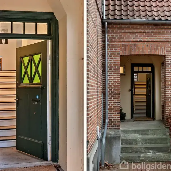 Dør med grøn ramme står åben, afslører en trappe op ad væggen. Det ydre er en murstensbygning med et halvtag, omgivet af buksbomhække. Nummer 62 ses ved indgangsdøren.