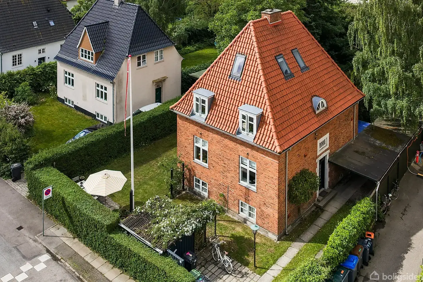 Sjældent udbudt villalejlighed med mange ekstra kvm, stor solrig terrasse, egen have og attraktiv beliggenhed i Katrined