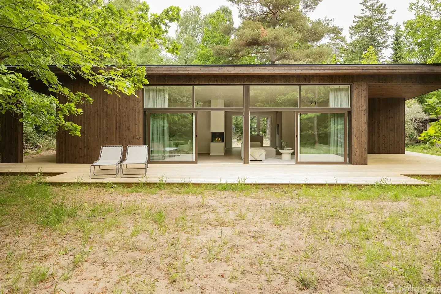 100 m² smukt, nybygget sommerhus med moderne luksus på stor naturgrund midt i skoven