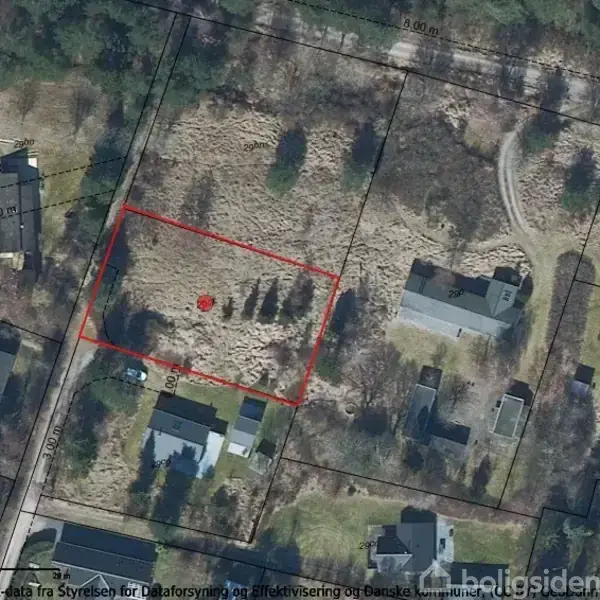 En grund er markeret med en rød kant og en cirkel, omgivet af flere huse, veje og træer i et boligområde. Tekst: "Boligsiden".