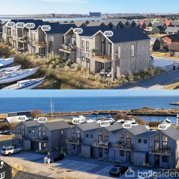 Moderne, grå rækkehuse (46A-46F) står tæt ved en marina med både, omgivet af et havneområde. Bygningerne er to-etagers med altaner, markeret med numre over hvert hus i billedet.