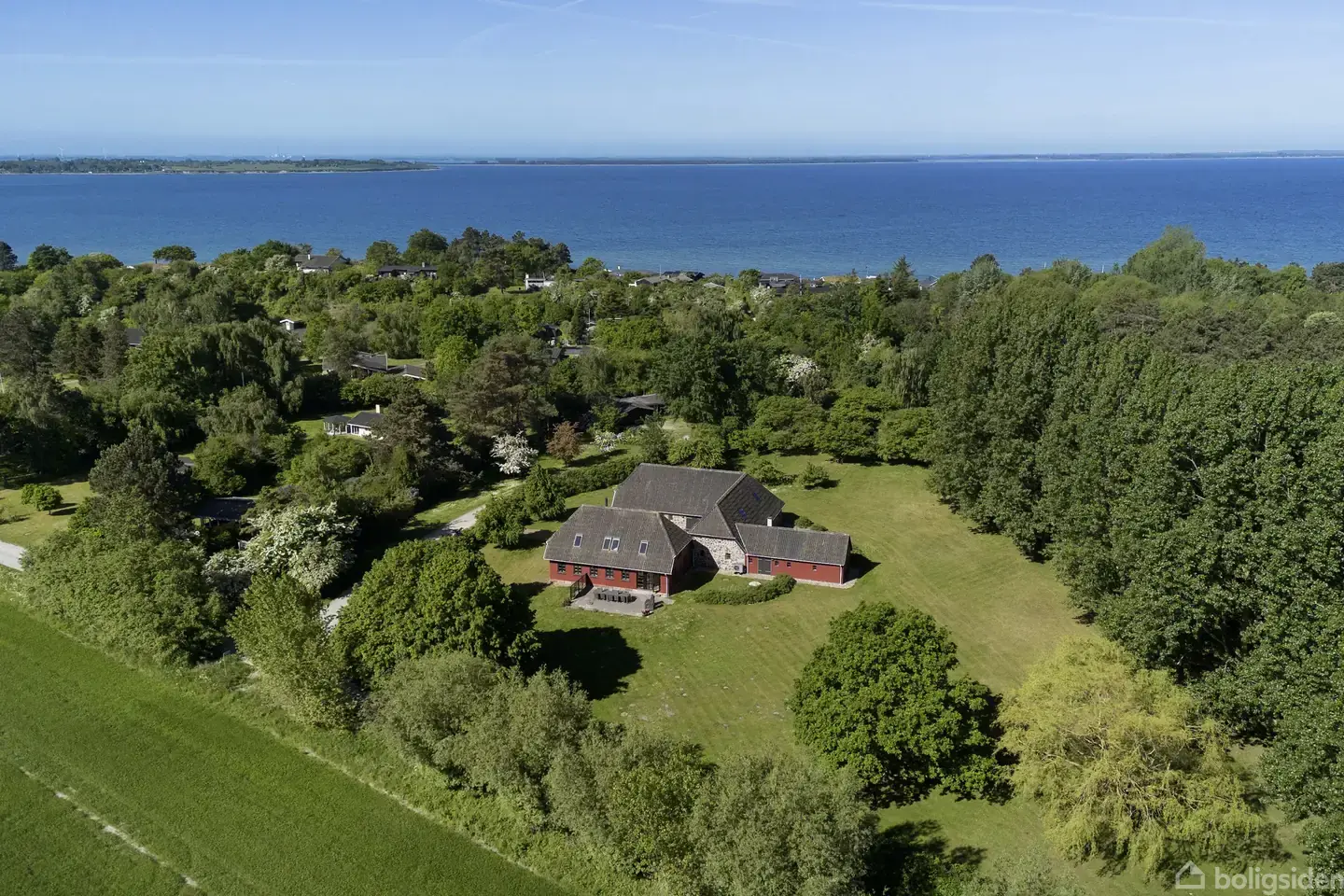 Sjældent udbudt. Unikt sommerhus på stor grund i attraktivt sommerhusområde.