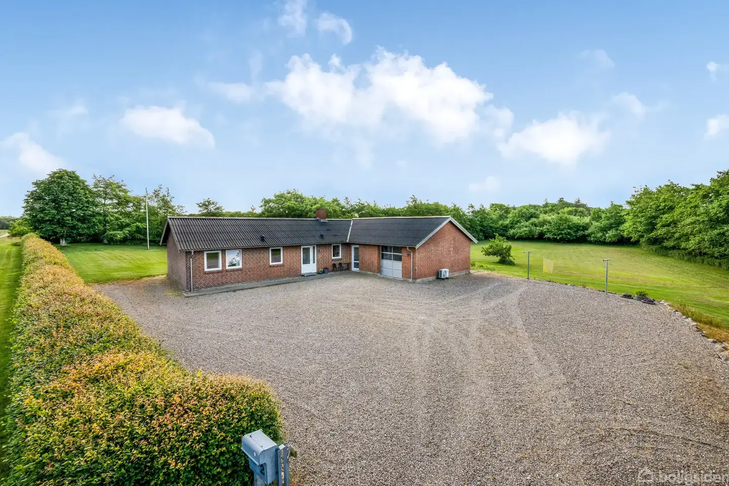 Velholdt ejendom med landlig idyl, solceller og god stor garage/værksted med varmepumpe samt cykelafstand til by, skole