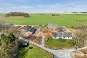 Landejendom på Håls Bygade 8, 9260 Gistrup