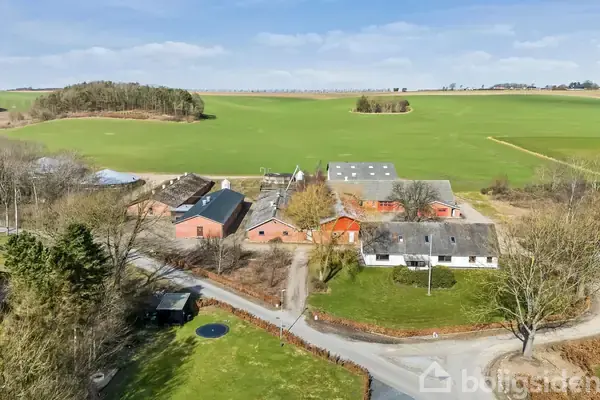 Charmerende landejendom med potentiale i naturskønne omgivelser nær Aalborg