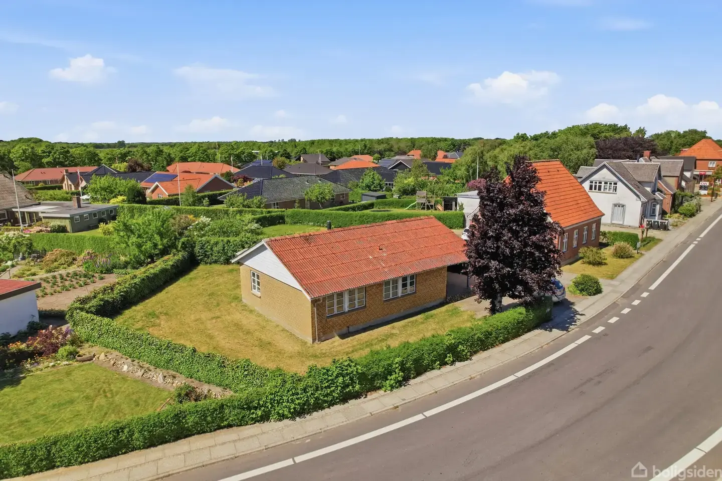 PRISVENLIG BOLIG MED GARAGE, CARPORT OG HYGGELIG UDESTUE