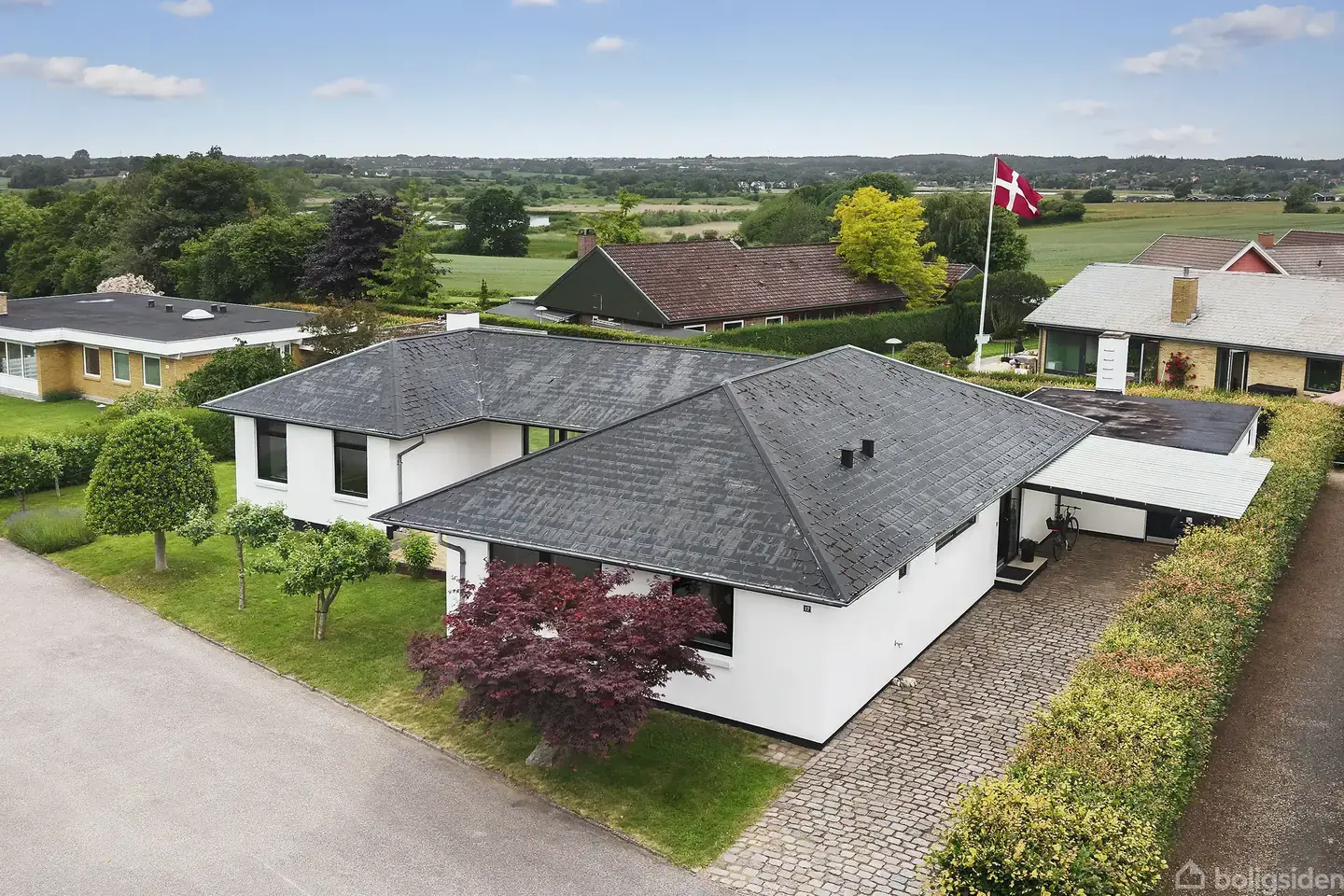 Gennemrenoveret villa med god plads, rolig beliggenhed og skøn have