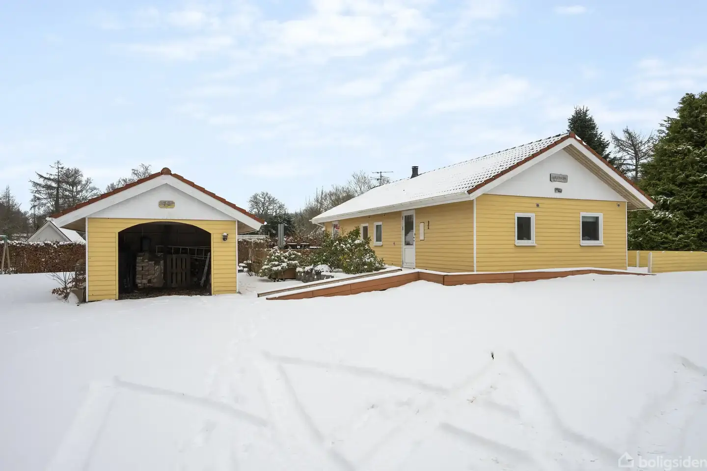 Familievenligt sommerhus i grønne omgivelser med stemning tæt på Limfjorden i Lovns
