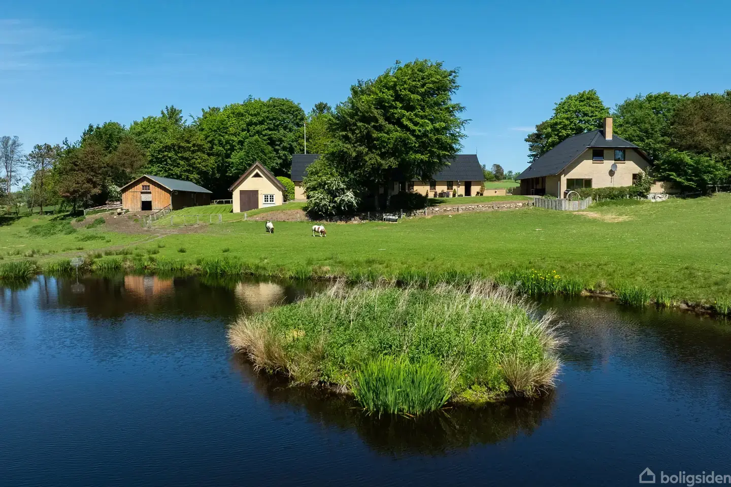 Lystejendom med 8,4 ha i kuperede, naturskønne omgivelser til f.eks. jagt eller hestehold