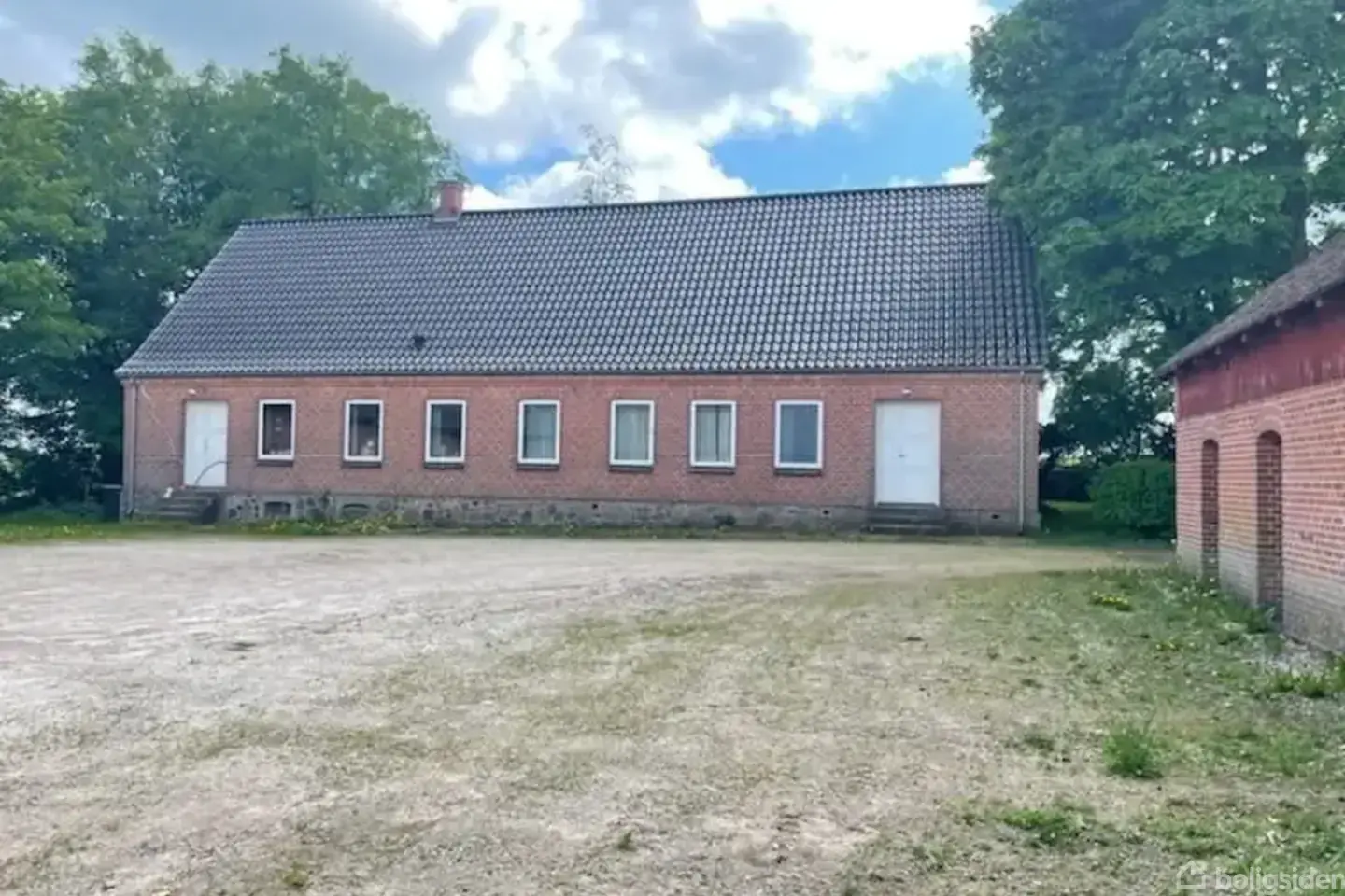 Stor rummelig ejendom med god beliggenhed. - View 3