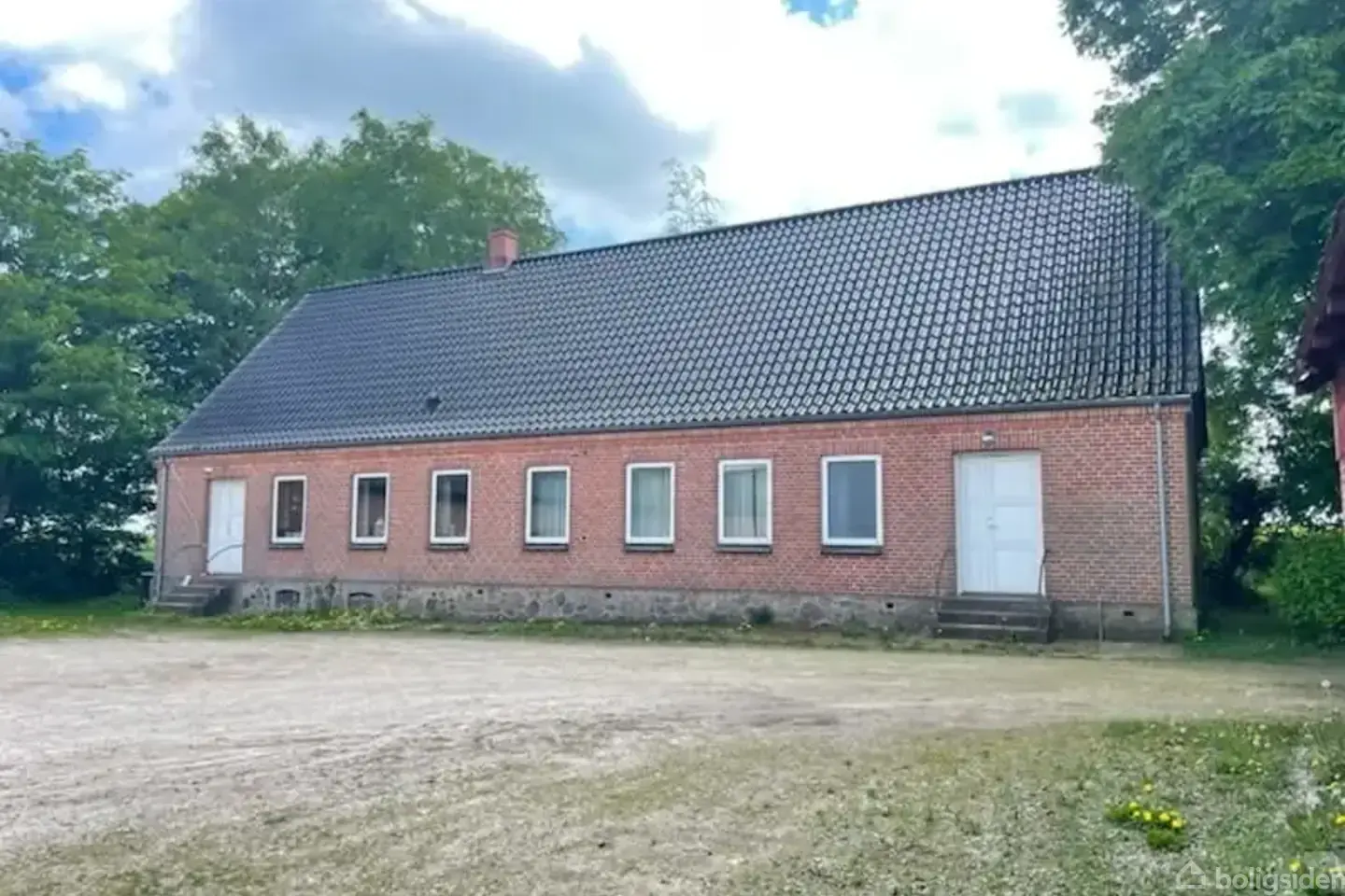 Stor rummelig ejendom med god beliggenhed. - View 4