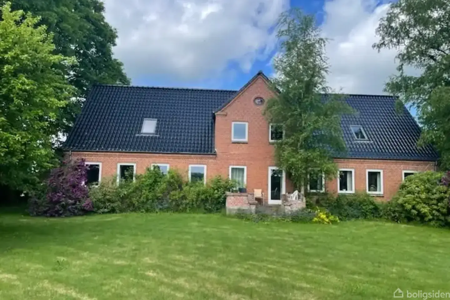 Stor rummelig ejendom med god beliggenhed. - View 2