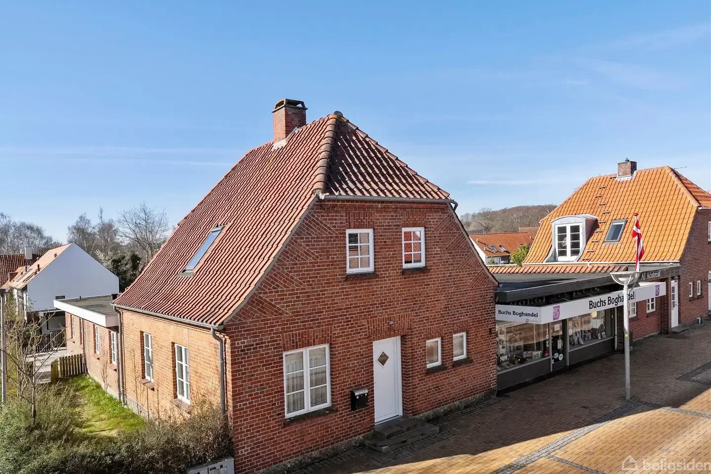 Midt på gågaden hvor bylivet lever og mulighederne følger med