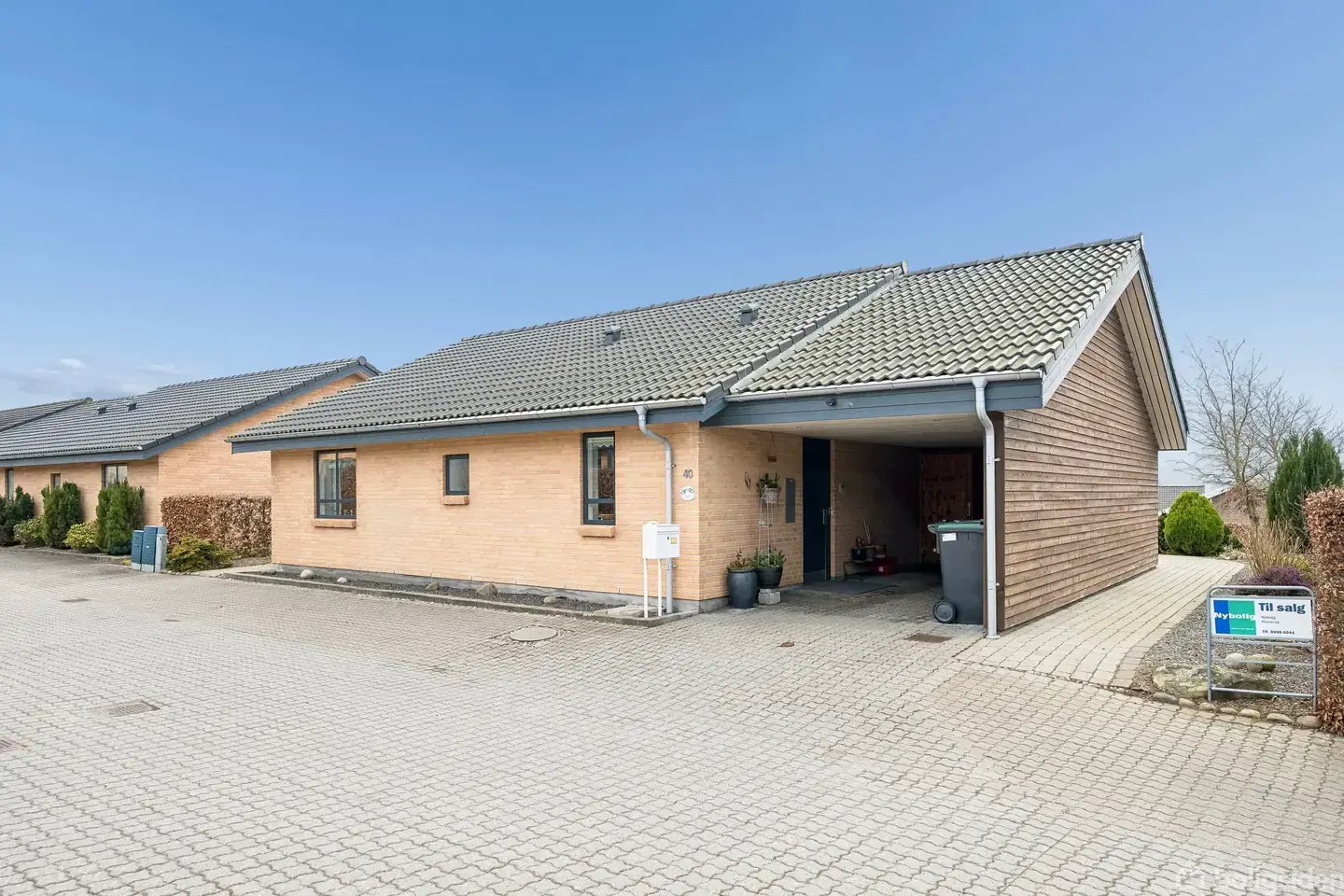 Lyst og venligt etplanshus med højt til loftet